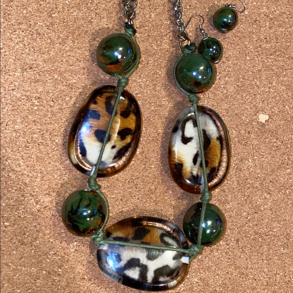 Marble Stone with Leopard Accents Necklace Set